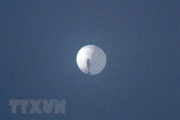 Khinh khí cầu của Trung Quốc bay qua không phận Billings, Montana, Mỹ, ngày 2/2/2023. (Ảnh: AFP/TTXVN)