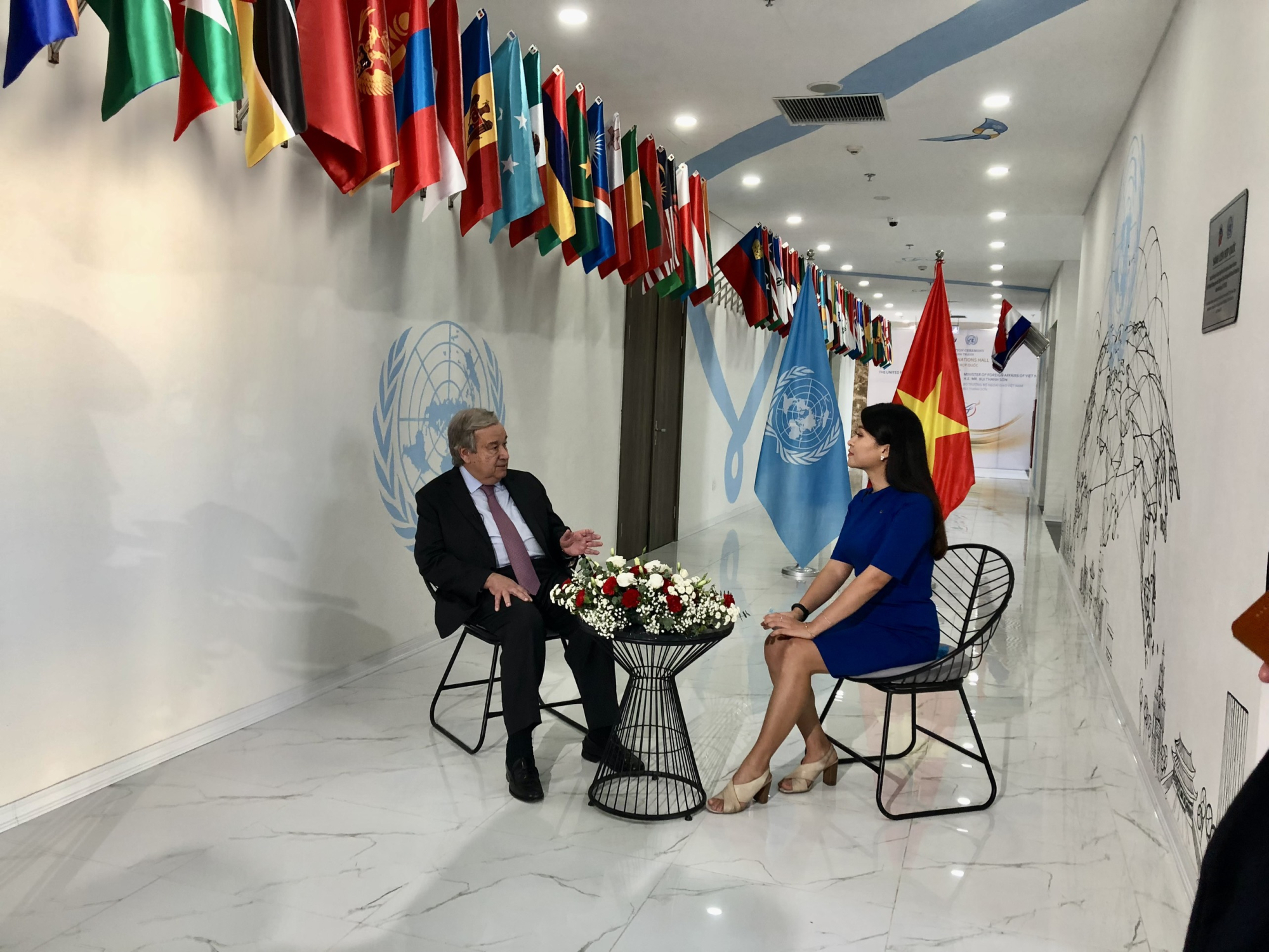 Cuộc trò chuyện với Tổng Thư ký Liên Hợp Quốc António Guterres trong chương trình Talk Vietnam do nhà báo Hoàng Linh và ê-kíp thực hiện.