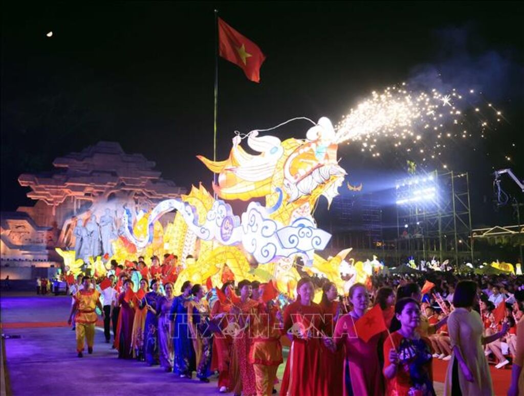 Lễ rước diễu hàng trăm mô hình đèn Trung thu khổng lồ, rực rỡ sắc màu, được tuyển chọn từ các cuộc thi do thành phố Tuyên Quang và các huyện trong tỉnh tổ chức. Ảnh: Thống Nhất/TTXVN