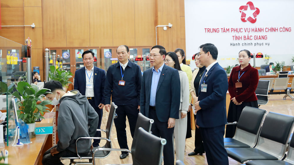 Đồng chí Lê Ánh Dương kiểm tra tình hình thực thi công vụ tại Trung tâm Phục vụ hành chính công tỉnh.