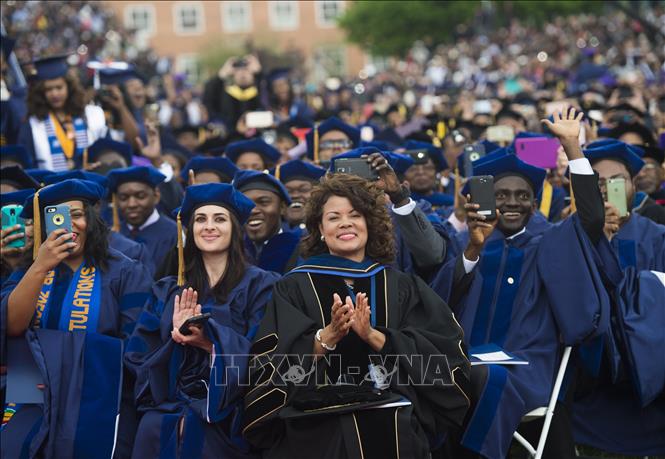 Các sinh viên tại lễ tốt nghiệp Trường đại học Howard ở Washington, DC, Mỹ. Ảnh: AFP/TTXVN