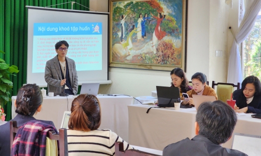 Hơn 40 nhà báo, phóng viên thuộc Hội Nhà báo các tỉnh Lâm Đồng, Khánh Hòa, Ninh Thuận... tham dự lớp tập huấn Ứng dụng Trí tuệ nhân tạo (AI) trong sáng tạo tác phẩm báo chí. Ảnh: H.Thắm