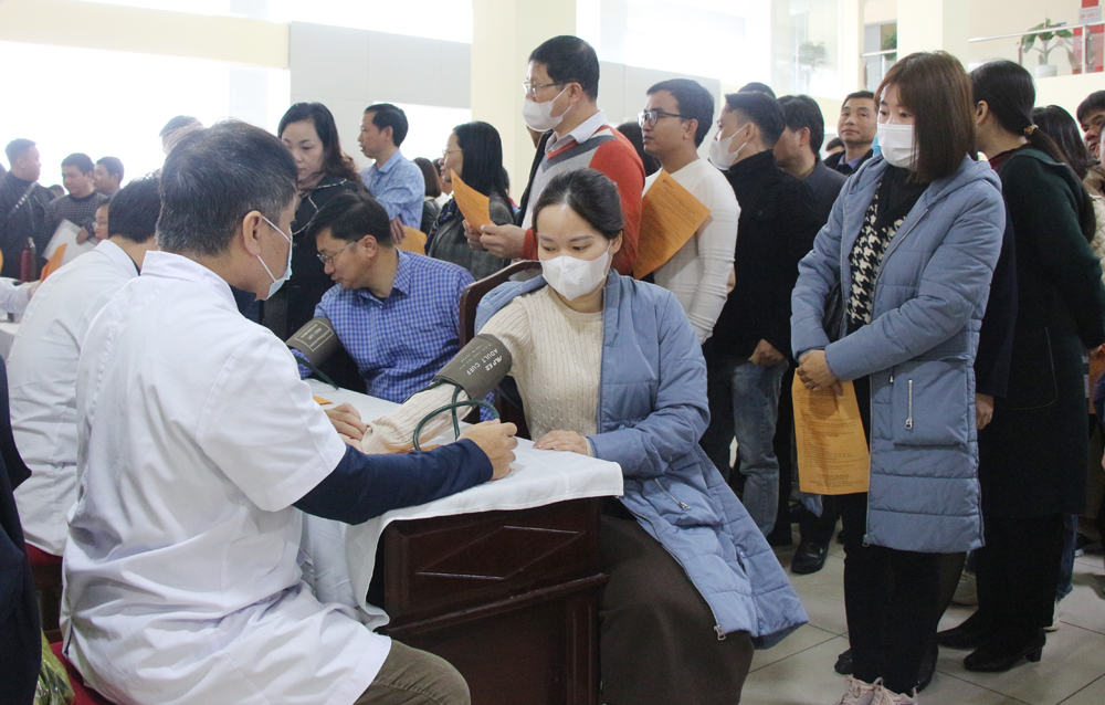 Các cán bộ, công chức, viên chức, người lao động được khám sức khỏe trước khi hiến máu.