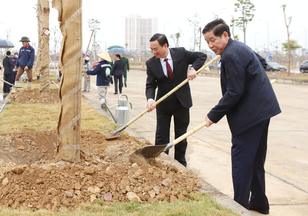 Đồng chí Nguyễn Văn Gấu và lãnh đạo TP Bắc Giang trồng cây tại lễ phát động.