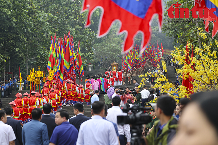 Đông đảo người dân, du khách thập phương về Đền Hùng (TP Việt Trì, tỉnh Phú Thọ) dâng hương tưởng niệm các vua Hùng, sáng 18/4/2024. Ảnh tư liệu: Lê Phú/Báo Tin tức