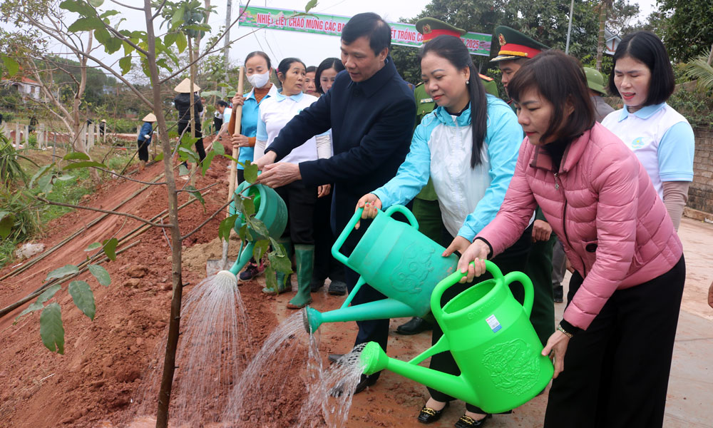 Lãnh đạo Hội LHPN tỉnh, Huyện ủy Lạng Giang tham gia trồng cây.