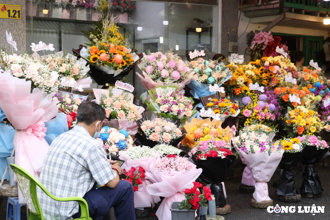 Giá hoa tươi trong thời điểm cận kề ngày 8/3 đang có xu hướng tăng rất mạnh.