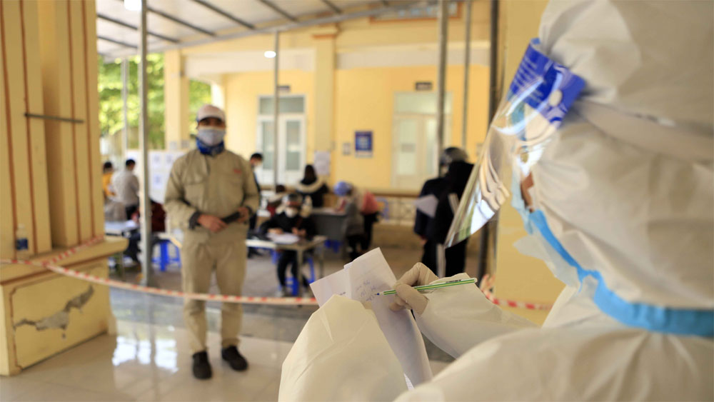 Lực lượng quân đội được huy động hỗ trợ trạm y tế phường trong việc hướng dẫn người dân việc cách ly, điều trị, F0 tại nhà.