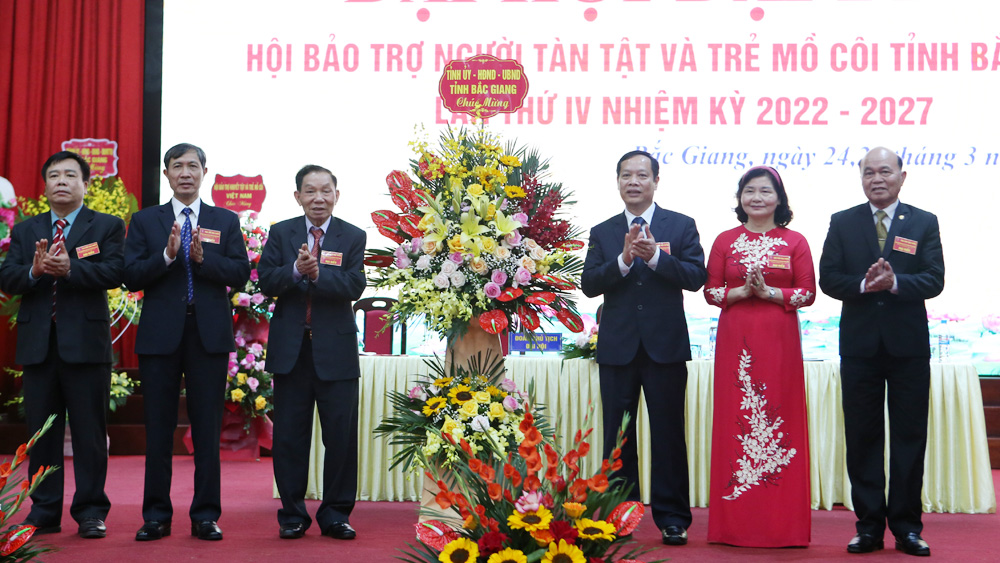 Đồng chí Nghiêm Xuân Hưởng tặng hoa chúc mừng Đại hội.