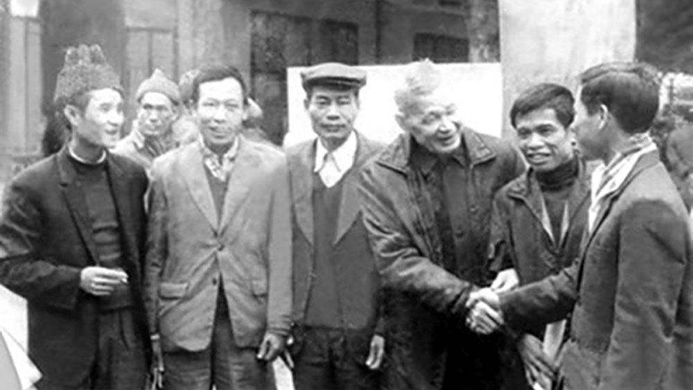 Đồng chí Lê Văn Lương với các đại biểu dự Đại hội Đảng bộ Hà Nội lần thứ chín, ngày 11/1/1982. (Ảnh tư liệu)