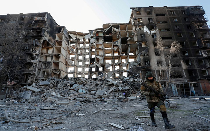 Một tòa chung cư tại thành phố Mariupol, Ukraine, ngày 28/3. (Ảnh: Reuters)