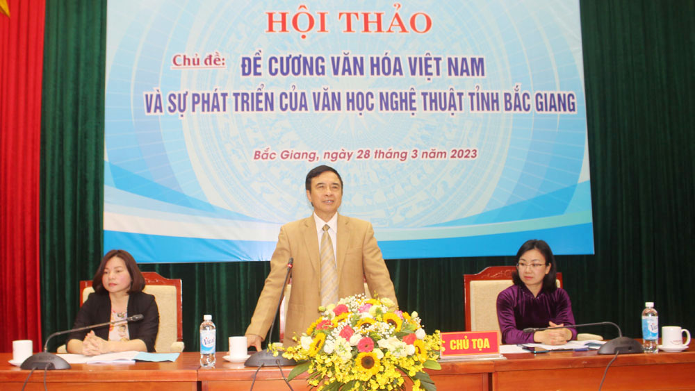 Các đồng chí lãnh đạo Hội VHNT tỉnh chủ trì hội thảo.
