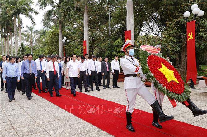 Chủ tịch Quốc hội Vương Đình Huệ cùng đoàn công tác của Quốc hội đến đặt vòng hoa tại Đền thờ Chủ tịch Hồ Chí Minh. Ảnh: Doãn Tấn/TTXVN.