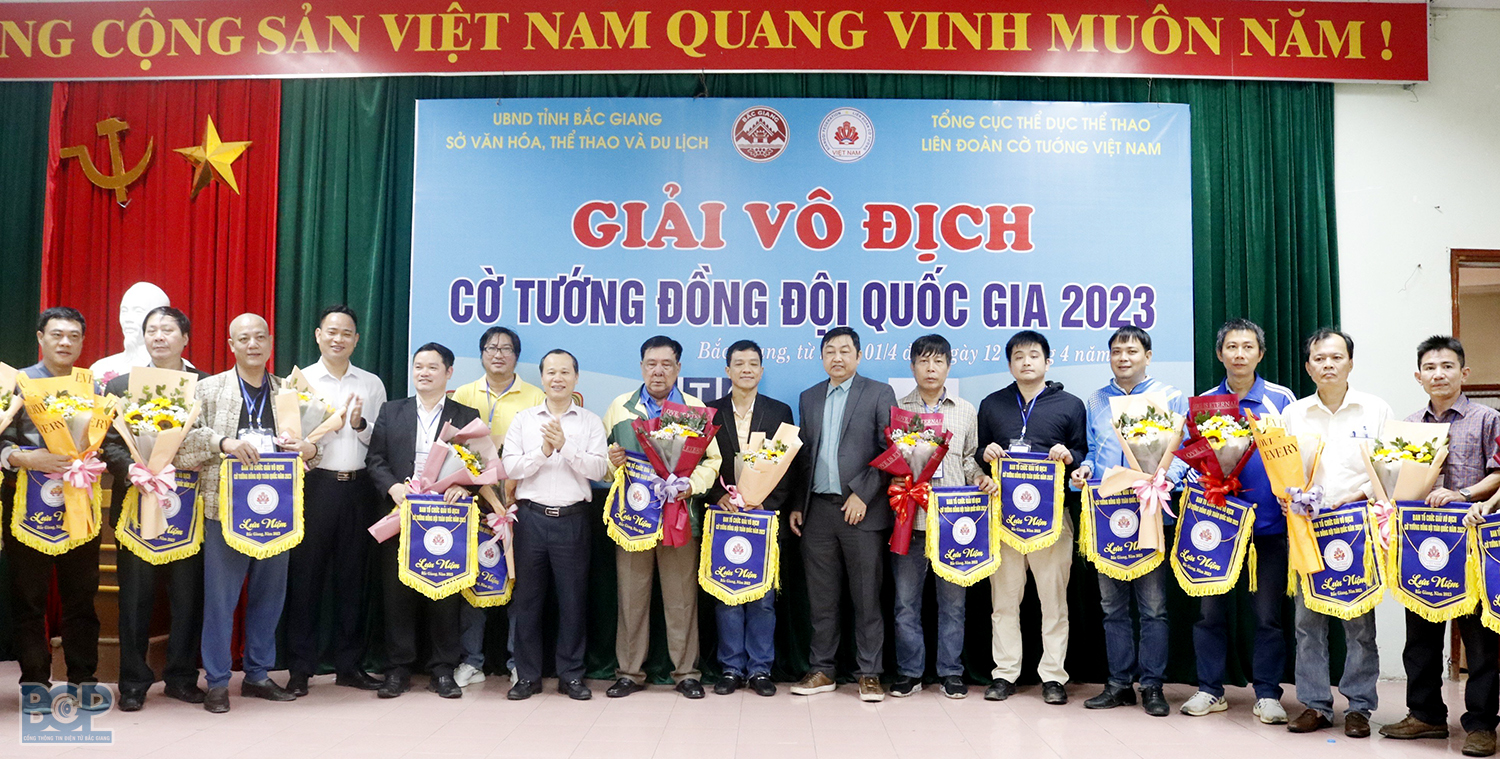 Phó Chủ tịch Thường trực UBND tỉnh Mai Sơn và Ban Tổ chức trao Cờ lưu niệm cho các đoàn tham dự Giải.