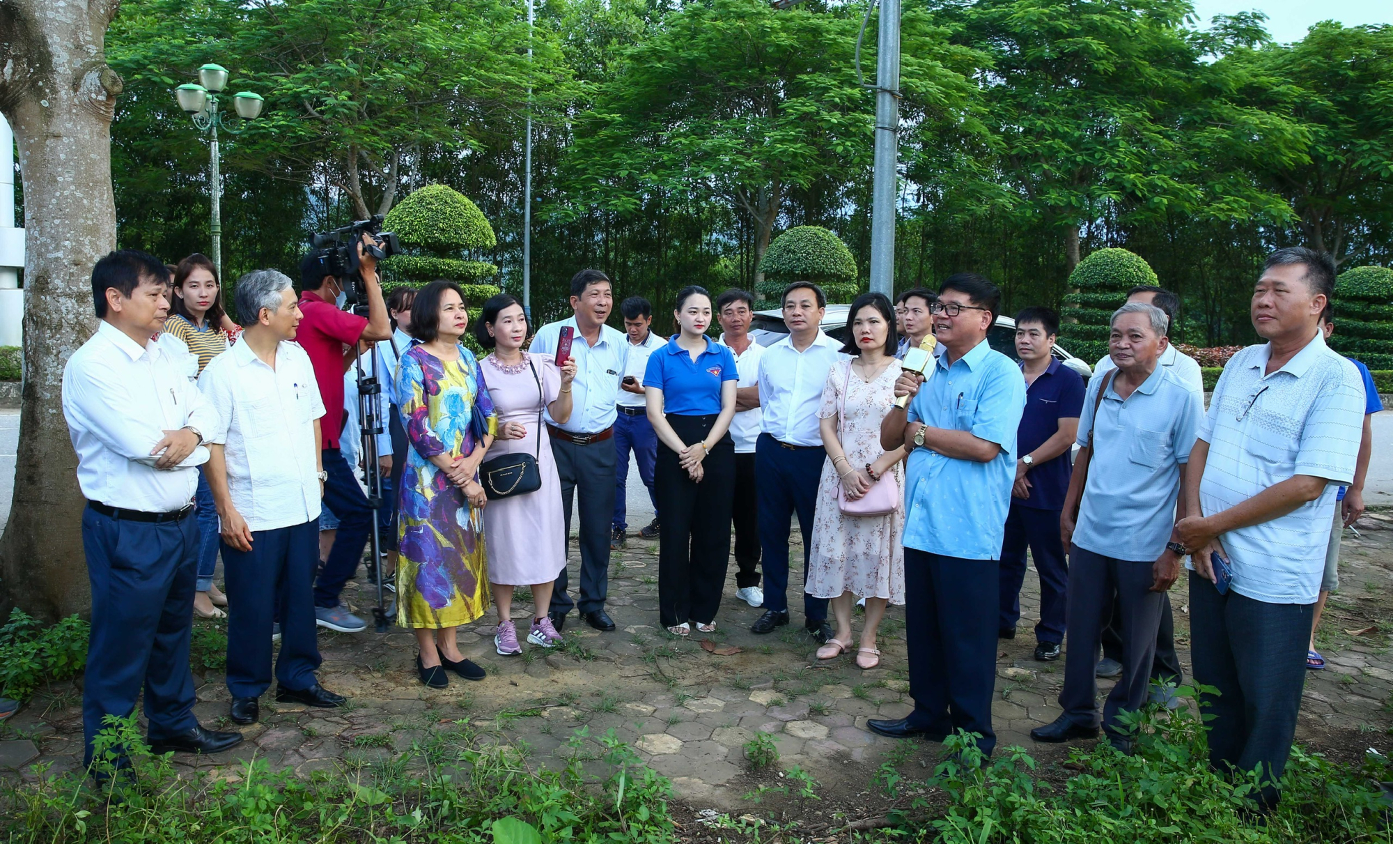 Các hội viên, phóng viên về Khu di tích Cấp quốc gia Trường dạy làm báo Huỳnh Thúc Kháng tại xã Tân Thái, huyện Đại Từ, tỉnh Thái Nguyên. Ảnh: Sơn Hải