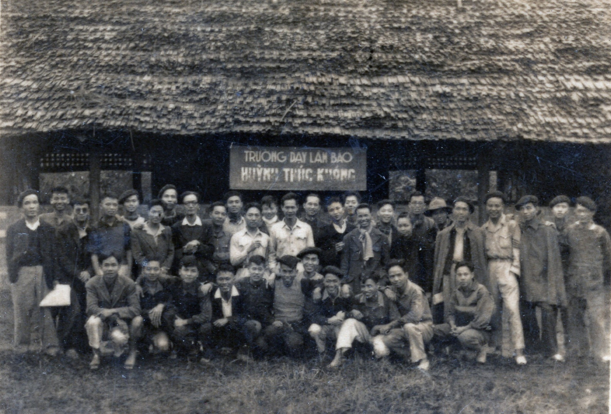 Thày trò Trường Dạy làm báo Huỳnh Thúc Kháng ngày khai giảng, 04/4/1949 (Nguồn: Bảo tàng Báo chí Việt Nam)