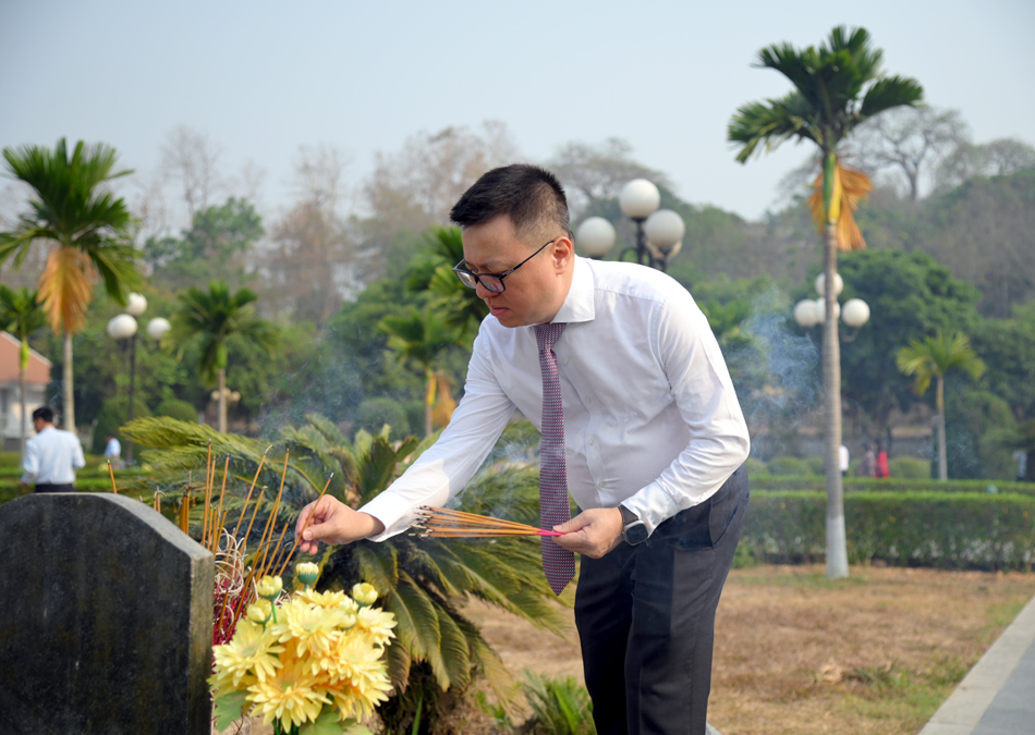 Đồng chí Lê Quốc Minh dâng hương lên phần mộ các anh hùng liệt sĩ tại Nghĩa trang liệt sĩ A1. Ảnh: Mai Giáp