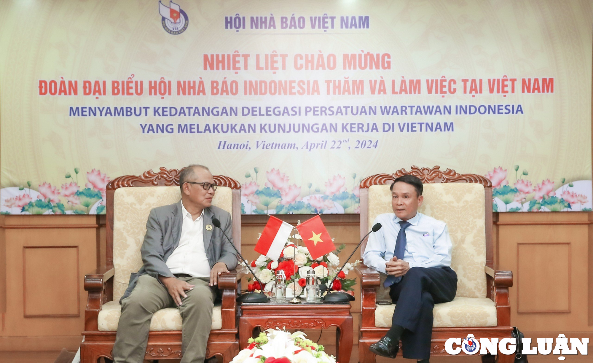 Ông Nguyễn Đức Lợi - Phó Chủ tịch Thường trực Hội Nhà báo Việt Nam và ông Sihono, Giám đốc báo chí Pancasila Hội Nhà báo Indonesia, vùng Yogyakarta trao đổi tại buổi hội đàm