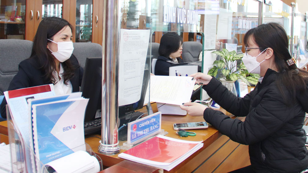 Cán bộ Sở Kế hoạch và Đầu tư giải quyết TTHC cho công dân tại Trung tâm Phục vụ hành chính công tỉnh.