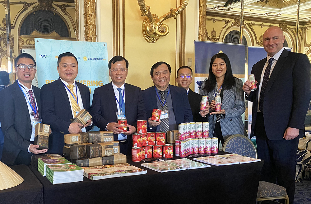 Nông sản của tỉnh Bắc Giang trưng bày tại sự kiện được nhiều đại biểu quan tâm.