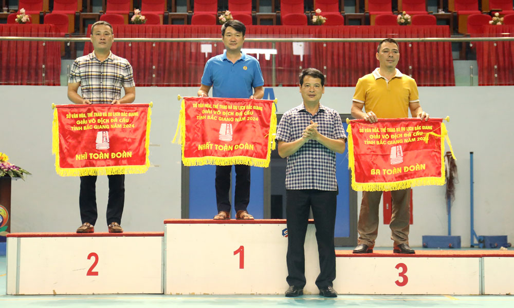 Lãnh đạo Sở Văn hóa, Thể thao và Du lịch trao giải toàn đoàn phong trào cho các đội giành nhiều thành tích.