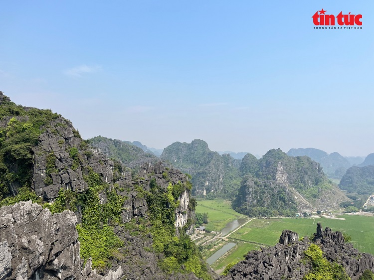 Điểm du lịch Hang Múa (Ninh Bình) sở hữu cảnh quan thiên nhiên đồ sộ, hùng vĩ. Ảnh minh họa