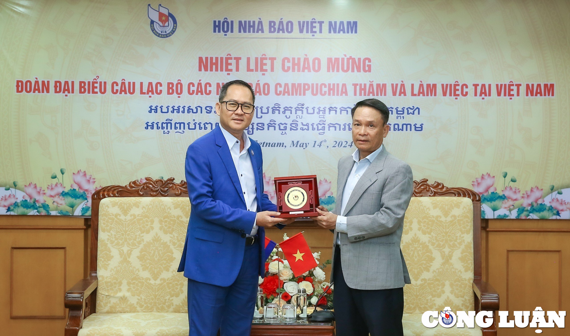 Nhà báo Nguyễn Đức Lợi, Phó Chủ tịch Thường trực Hội Nhà báo Việt Nam trao quà lưu niệm cho ông Puy Kea, Chủ tịch Câu lạc bộ các nhà báo Campuchia.