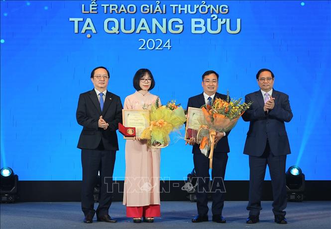 Thủ tướng Phạm Minh Chính và Bộ trưởng Bộ Khoa học và Công nghệ Huỳnh Thành Đạt trao giải thưởng Tạ Quang Bửu cho PGS.TS Trần Mạnh Trí và TS. Nguyễn Thị Kim Thanh. Ảnh: Hoàng Hiếu/TTXVN