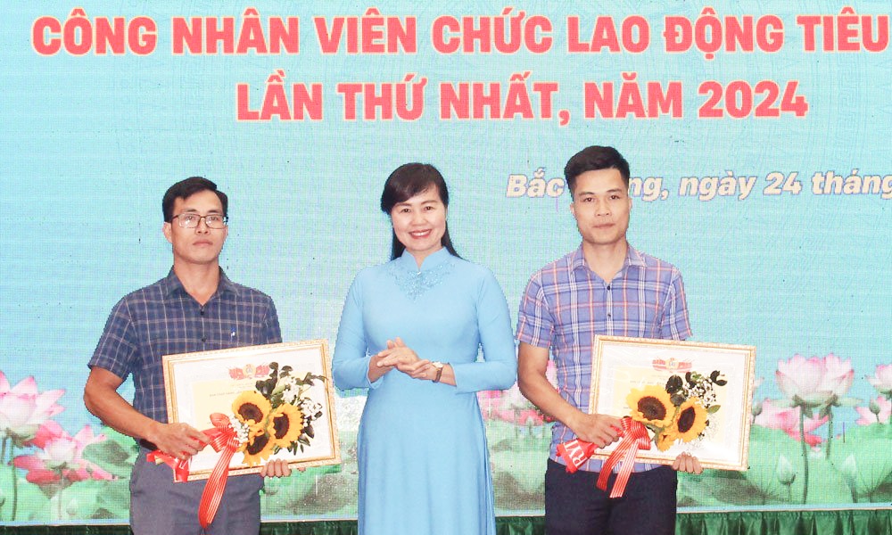 Đồng chí Nguyễn Thị Thu Hương, Phó Chủ tịch Liên đoàn Lao động tỉnh trao Bằng khen cho 2 đoàn viên công đoàn xuất sắc.