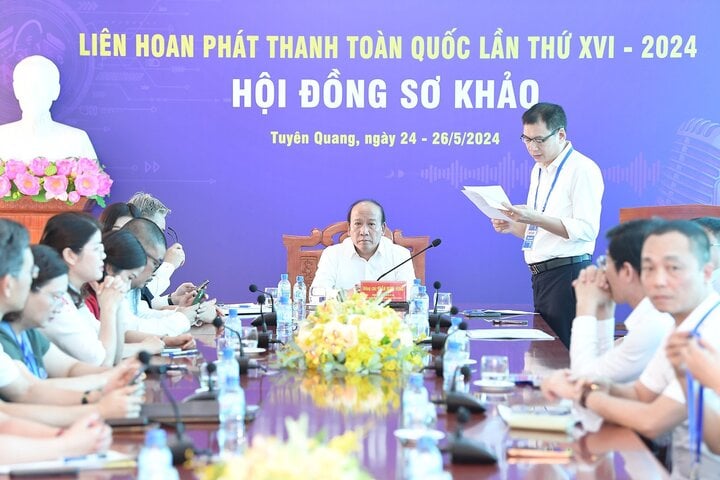 Nhà báo Đồng Mạnh Hùng, Trưởng ban Thư ký biên tập VOV cho biết, Liên hoan Phát thanh lần thứ XVI thu hút 81 đơn vị dự thi với 380 tác phẩm. Ảnh: Lê Chi