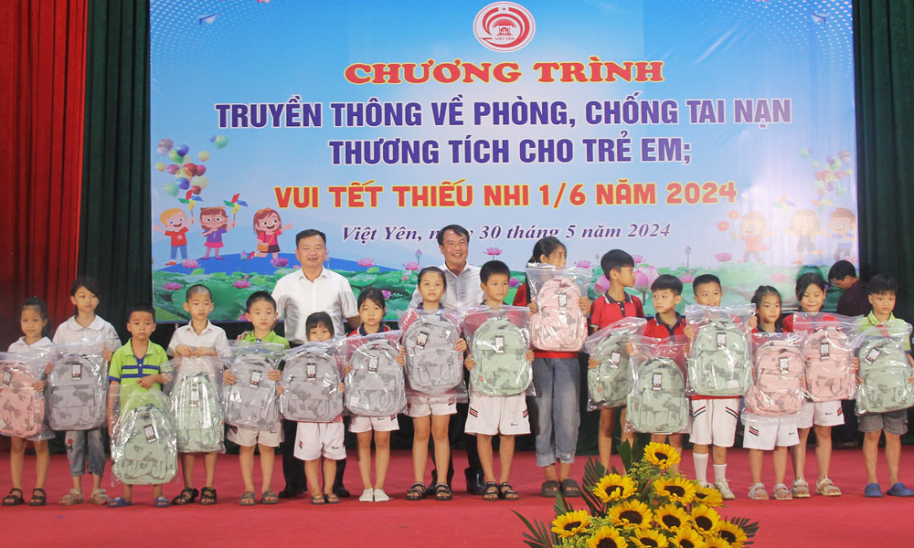 Các đồng chí lãnh đạo thị xã Việt Yên tặng quà cho học sinh có hoàn cảnh khó khăn.