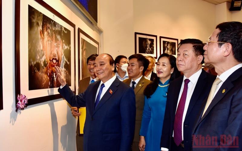 Chủ tịch nước Nguyễn Xuân Phúc và các đại biểu tham dự triển lãm. Ảnh: Trần Hải