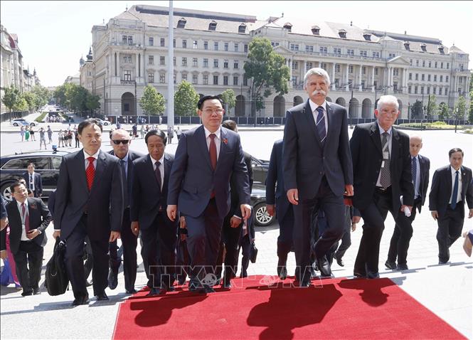 Chủ tịch Quốc hội Hungary László Kövér đón Chủ tịch Quốc hội Vương Đình Huệ. Ảnh: Doãn Tấn/ TTXVN