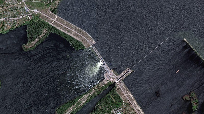Hình ảnh vệ tinh về đập thủy điện Kakhovka trên sông Dnipro ở Kherson, ngày 5/6/2023. (Ảnh: Maxar Technologies/Reuters)