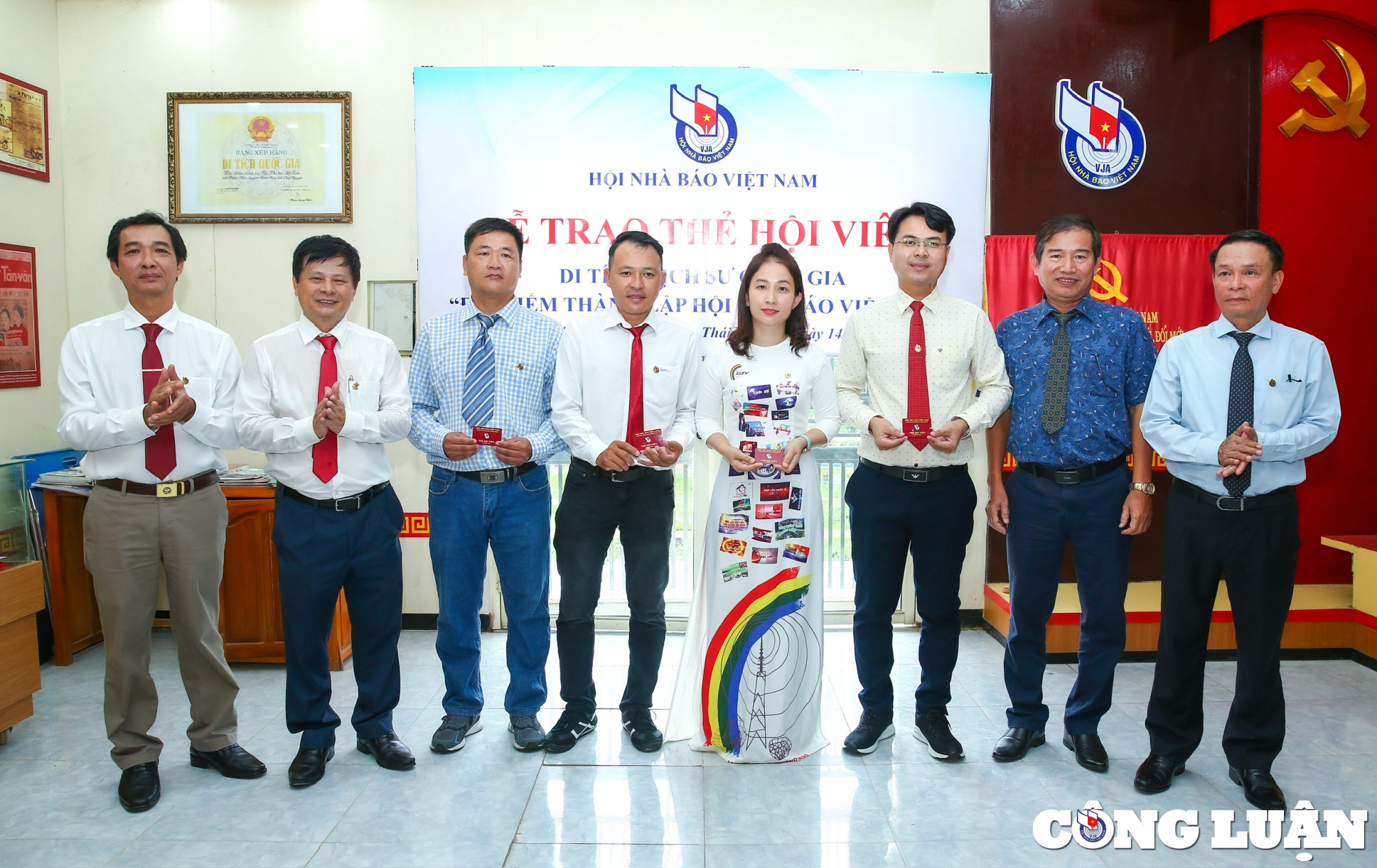 Lãnh đạo Hội Nhà báo Việt Nam và lãnh đạo Hội Nhà báo các tỉnh thành trao thẻ hội viên cho các nhà báo phóng viên.