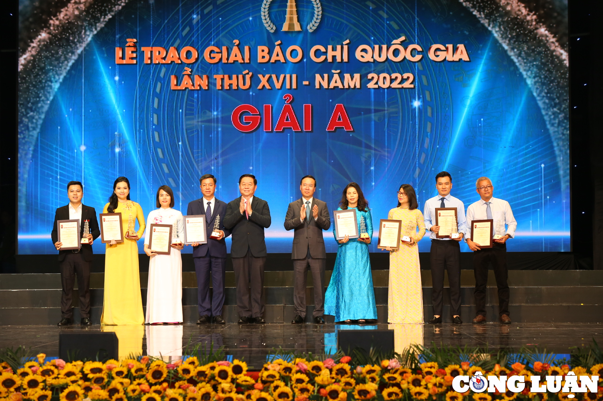 Các tác giả nhận giải A Giải Báo chí Quốc gia lần thứ XVII - năm 2022. Ảnh: Sơn Hải