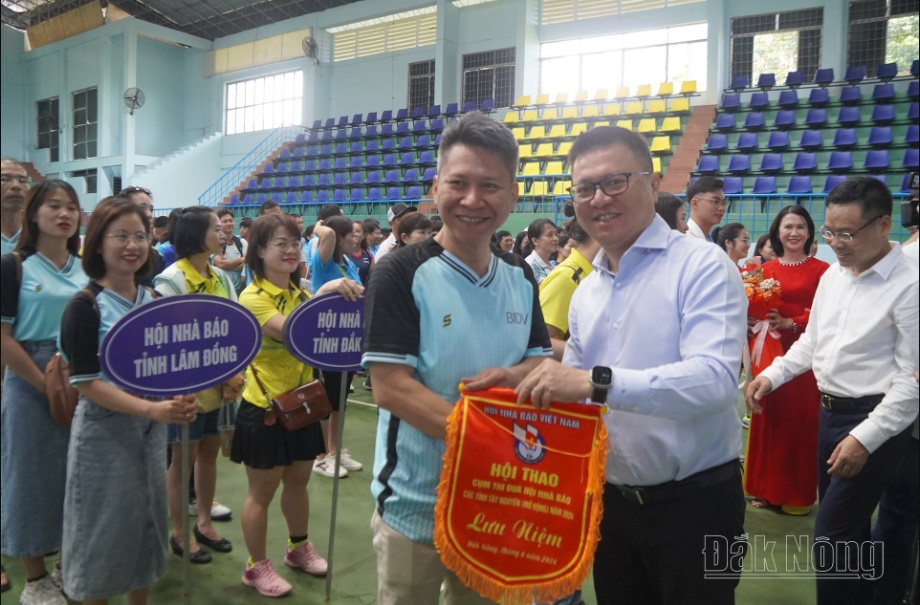 Đồng chí Lê Quốc Minh, Ủy viên Trung ương Đảng, Tổng Biên tập Báo Nhân Dân, Phó Trưởng Ban Tuyên giáo Trung ương, Chủ tịch Hội Nhà báo Việt Nam tặng cờ lưu niệm các đoàn vận động viên. Ảnh: Tuệ An