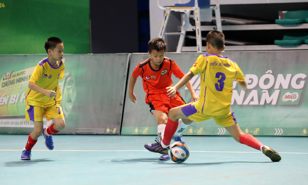 Một pha tranh bóng giữa cầu thủ U11 đội Bắc Giang (áo màu cam) và Gia Bảo Hải Dương.