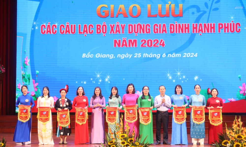 Các đồng chí: Lâm Thị Hương Thành, Mai Sơn trao cờ lưu niệm cho đại diện 10 CLB 