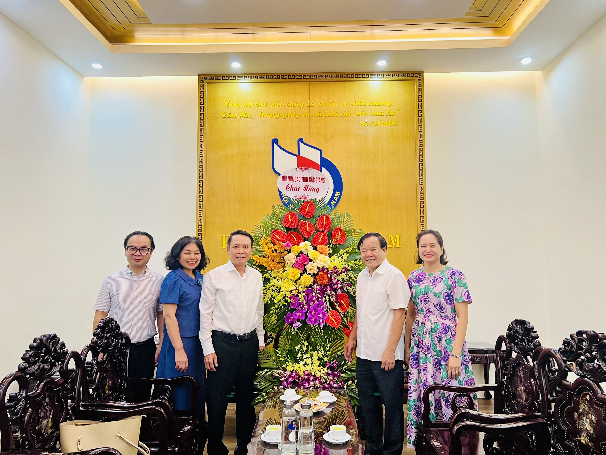 Lãnh đạo Hội Nhà báo tỉnh Bắc Giang chúc mừng Hội Nhà báo Việt Nam nhân kỷ niệm 99 năm Ngày Báo chí Cách mạng Việt Nam