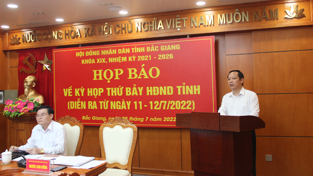 Đồng chí Nghiêm Xuân Hưởng chủ trì họp báo.