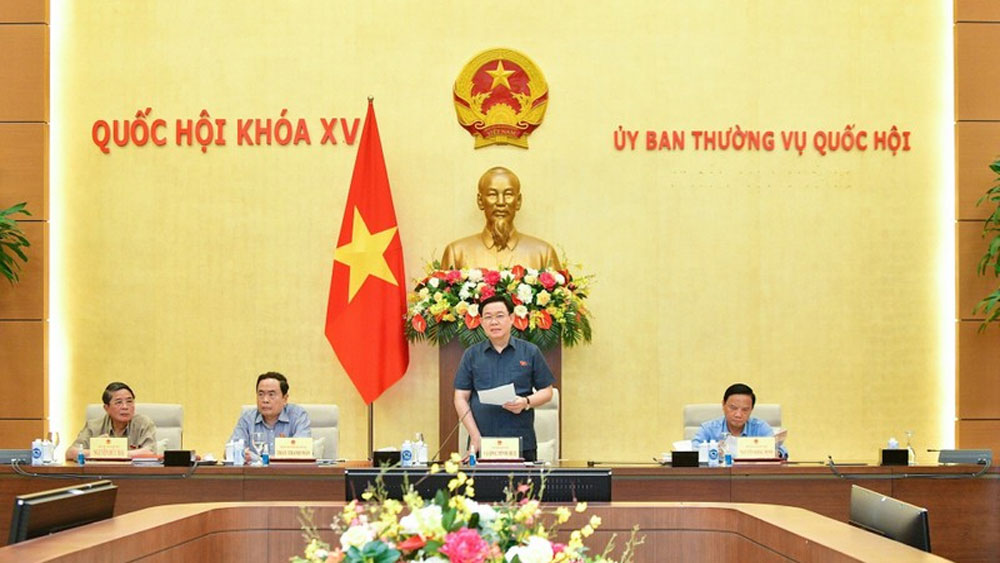 Chủ tịch Quốc hội Vương Đình Huệ cùng các Phó Chủ tịch Quốc hội dự và chủ trì cuộc họp.