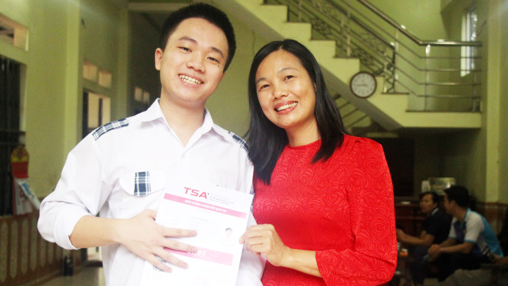 Tân thủ khoa tổ hợp A00 chia sẻ niềm vui với cô giáo chủ nhiệm Nguyễn Thị Hường.