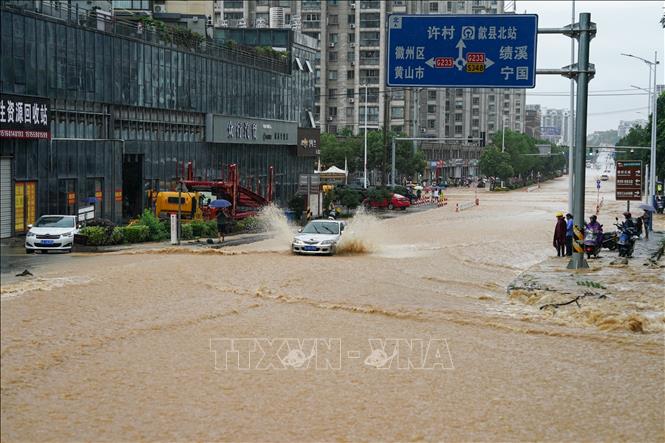 Cảnh ngập lụt sau những trận mưa lớn tại thành phố Hoàng Sơn, tỉnh An Huy, Trung Quốc, ngày 23/6/2024. Ảnh: THX/TTXVN