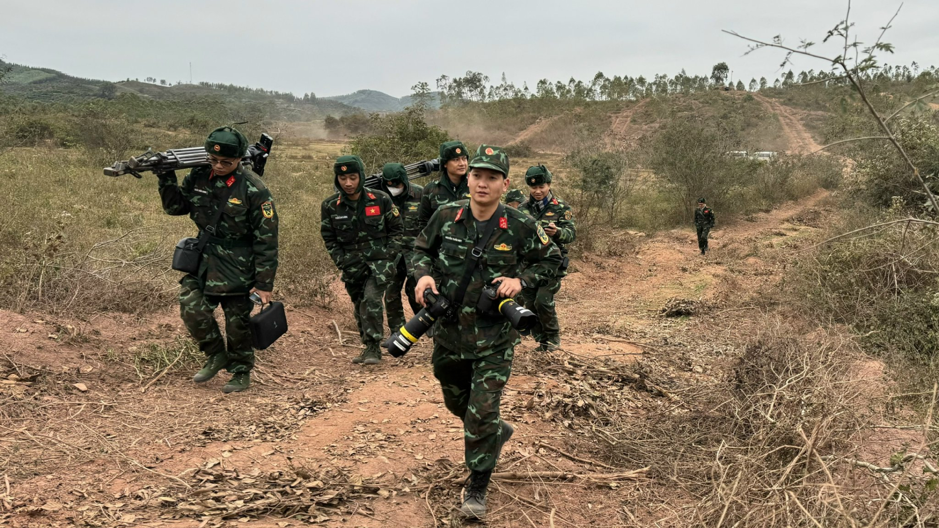 Nhà báo Tuấn Huy (đi đầu) và các đồng nghiệp tại Báo Quân đội nhân dân tác nghiệp tại sự kiện Quân đoàn 12 và các lực lượng thực hành diễn tập. Ảnh: NVCC