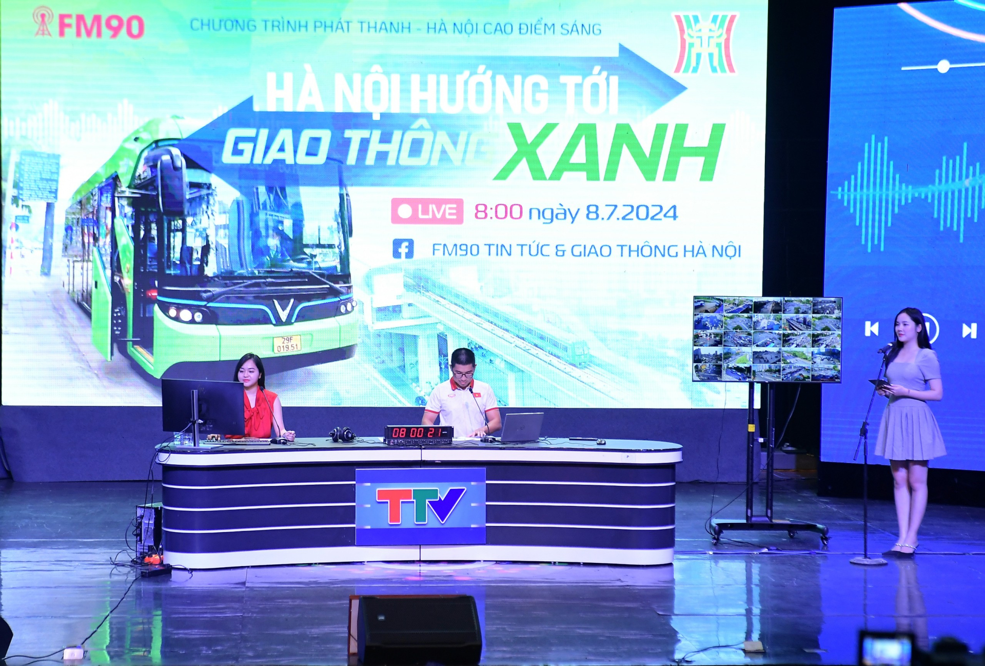 Các phát thanh viên kênh FM90 - Đài Hà Nội phát sóng trực tiếp, livestreams trên các nền tảng truyền thông đa phương tiện. Ảnh: Lê Tâm