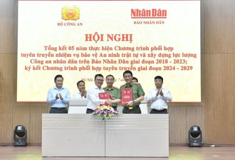 Bộ Công an và Báo Nhân Dân ký kết Chương trình phối hợp tuyên truyền giai đoạn 2024-2029. (Ảnh: Báo Nhân Dân)