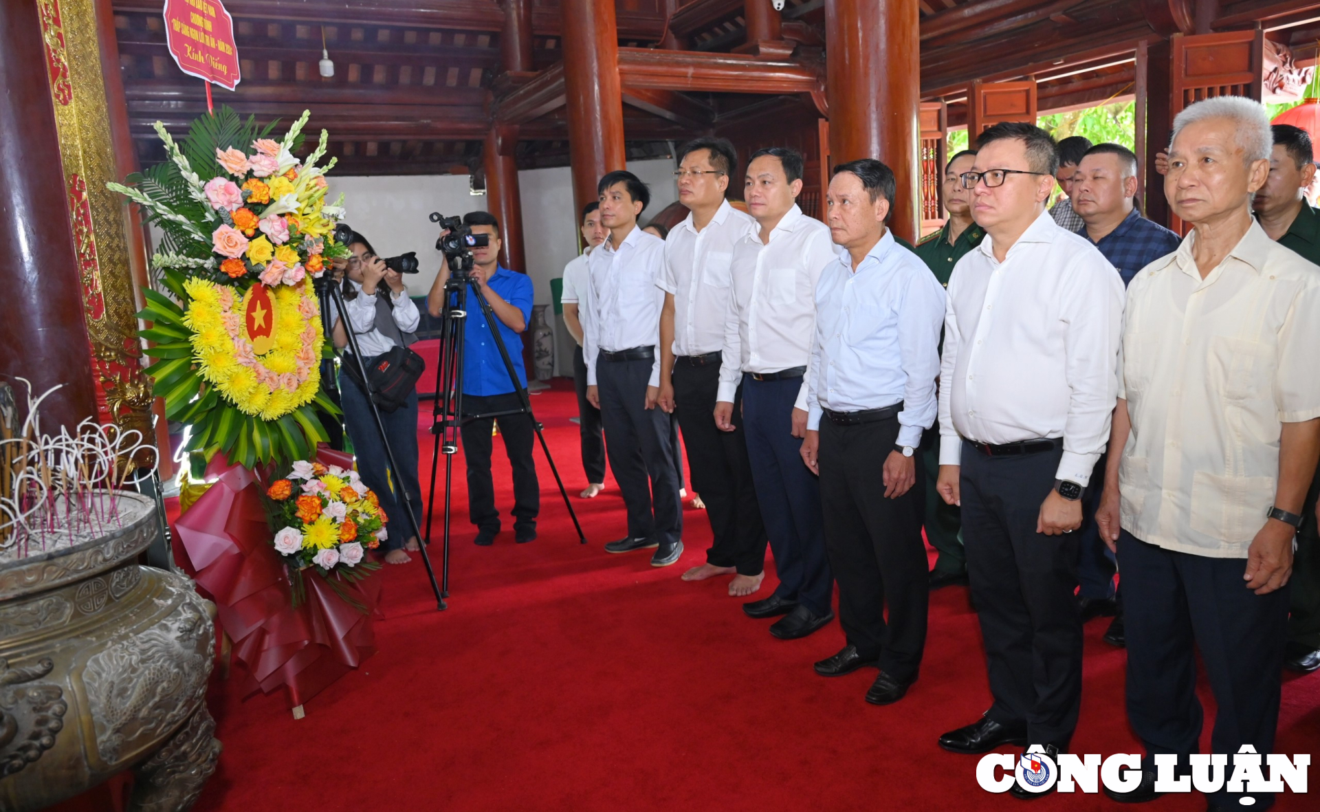 Đồng chí Lê Quốc Minh cùng các đại biểu dâng hoa, dâng hương tưởng niệm Chủ tịch Hồ Chí Minh.