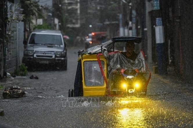 Cảnh ngập lụt sau những trận mưa lớn do ảnh hưởng của bão Gaemi ở Manila, Philippines, ngày 24/7. Ảnh: Getty Images/TTXVN