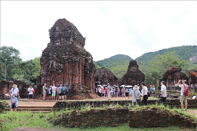 Du khách tham quan Di sản Văn hóa thế giới Mỹ Sơn tại xã Duy Phú (Duy Xuyên, Quảng Nam). Ảnh: Đoàn Hữu Trung/TTXVN